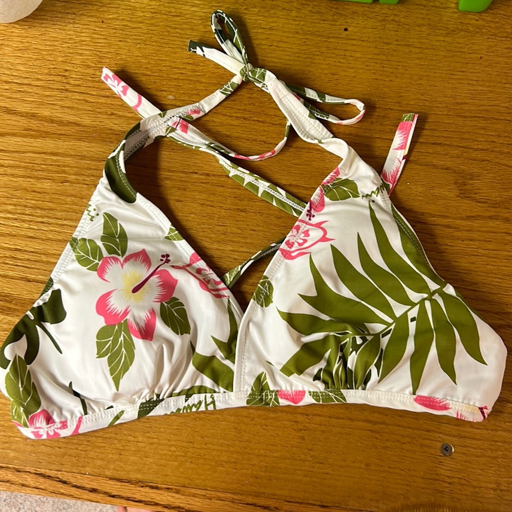 Steven Wear women’s swim top fits as a S-M